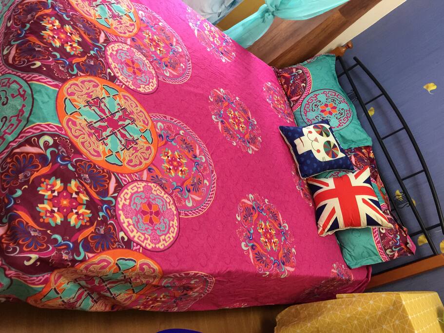 bedroom1:1 double bed,1single bed ,3 people are comfortable.