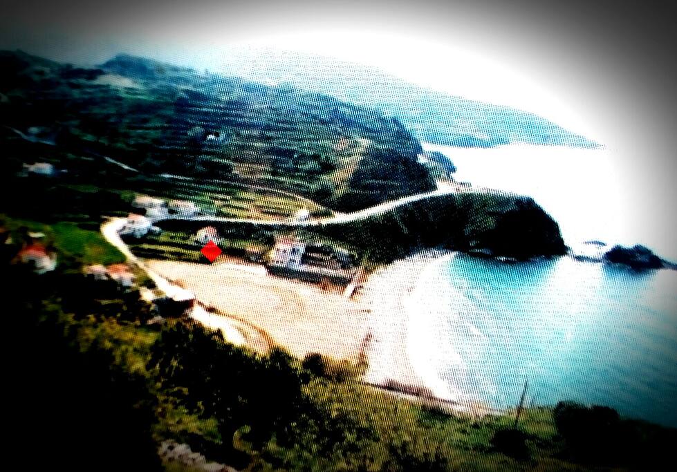 The unic location of the house...on the top! Just amazing...don't you think?