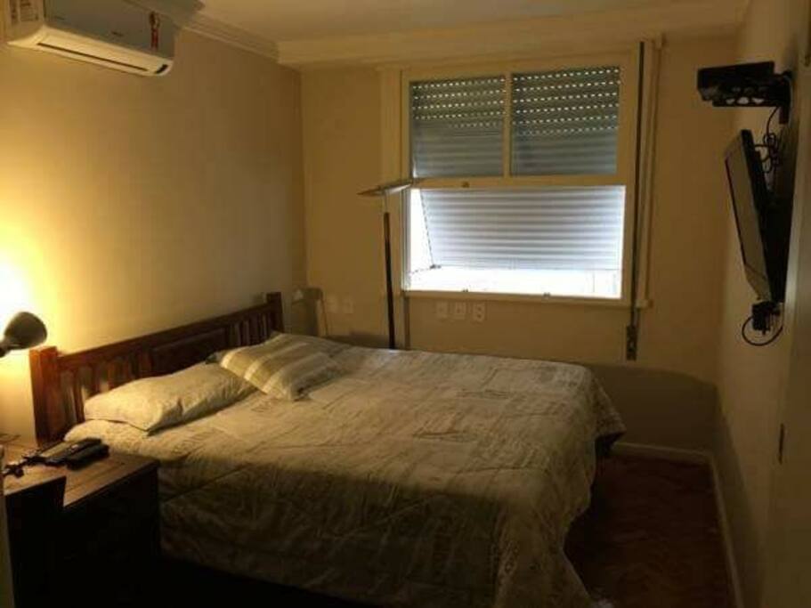 Quarto suíte com cama extra king, televisão, ar condicionado e armários