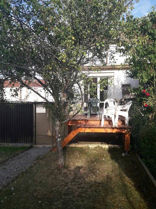 Notre terrasse et notre petit jardin.