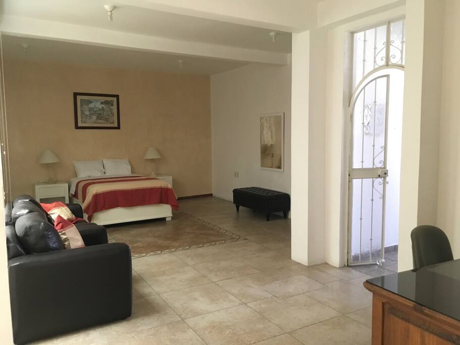 Segunda recámara matrimonial en el departamento, con sala, escritorio , TV. Wi Fi
