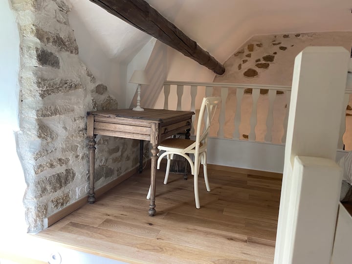 Petit bureau en haut des escaliers et en face du lit principal.