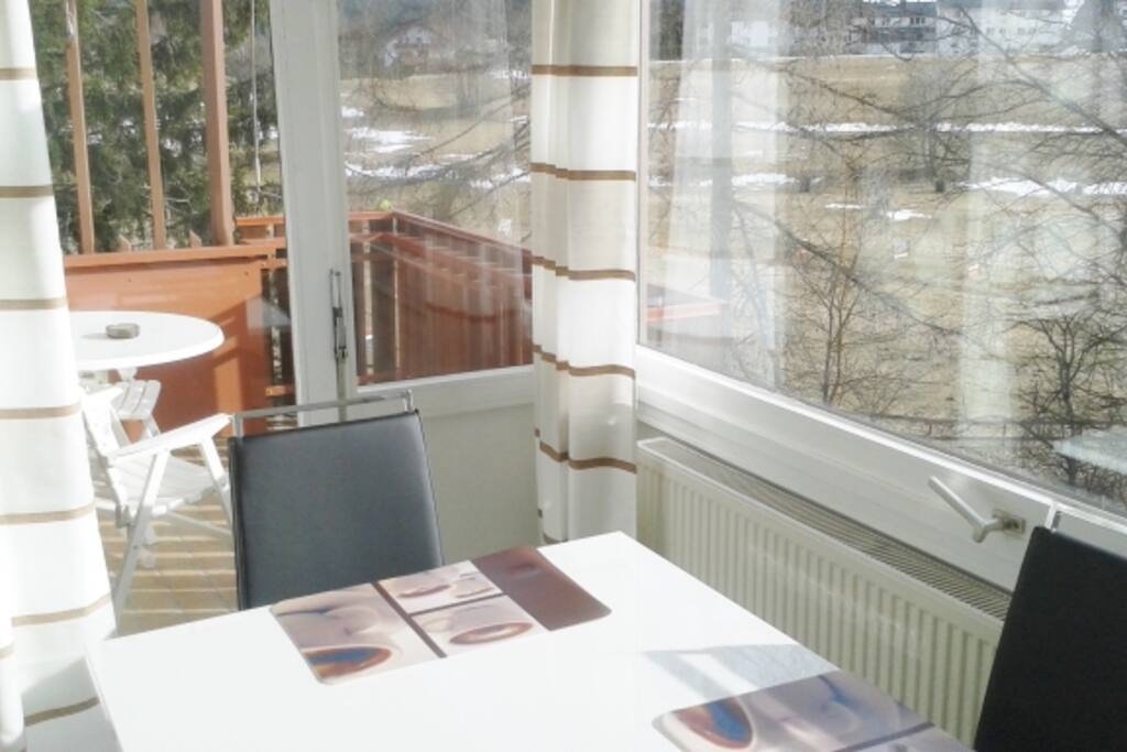 Wohnzimmer mit Zugang auf dem Balkon in Südseite