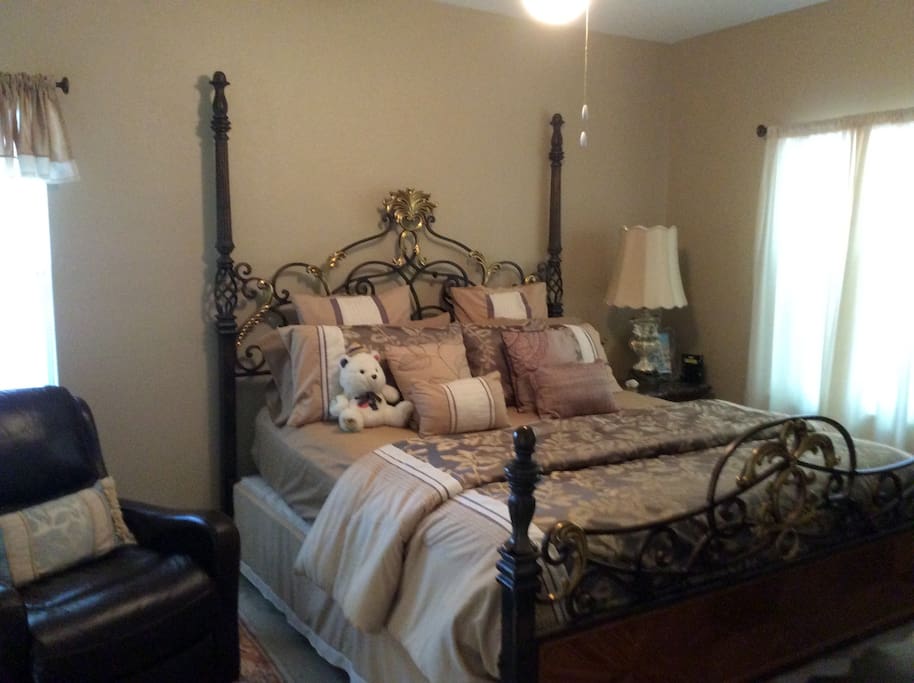 Guest bedroom with queen bed