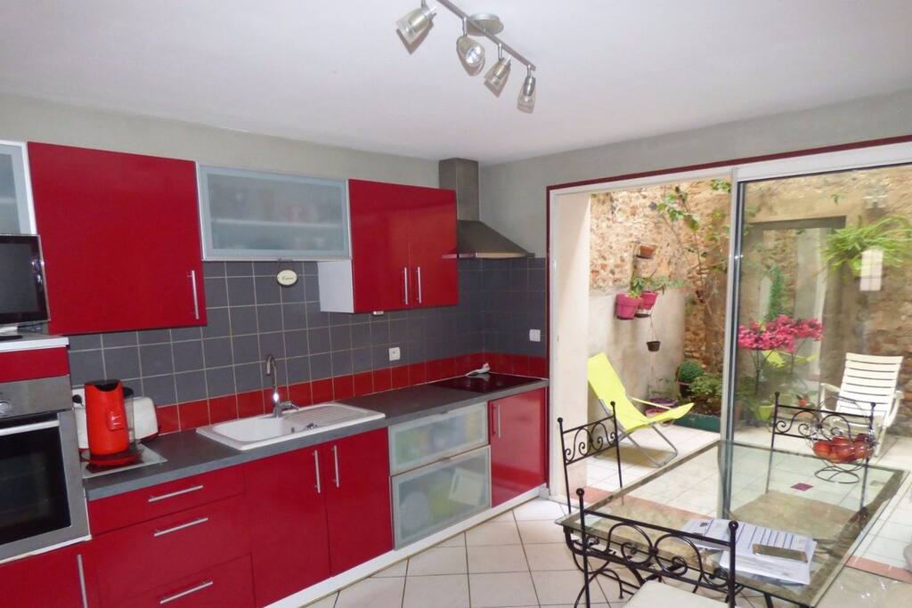 cuisine équipée avec four, plaque induction plus cellier avec frigo/congélateur, micro onde, lave-vaisselle et lave-linge