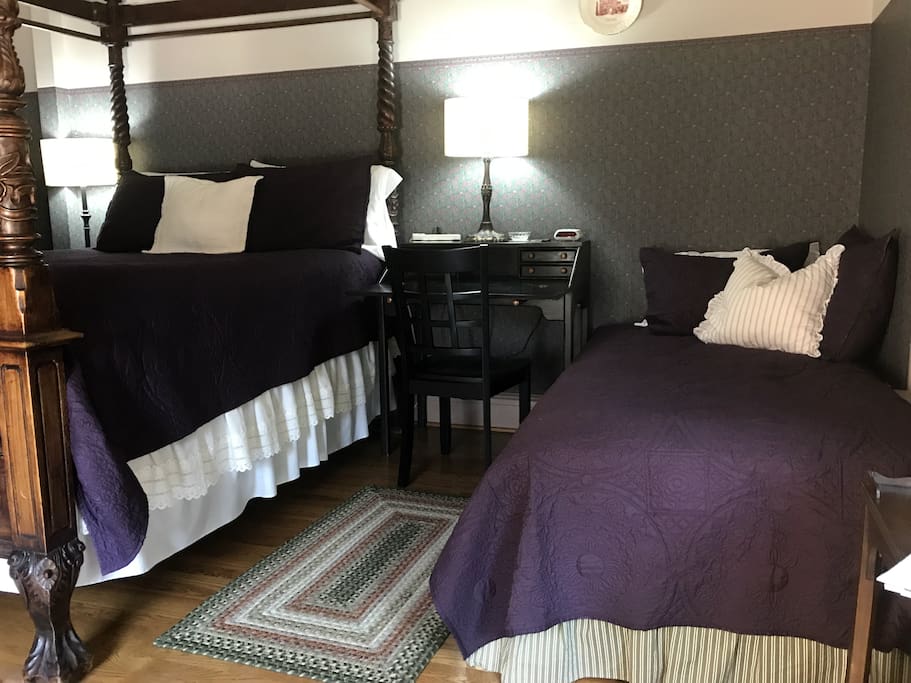 Two beds. Queen 4 poster and a twin.