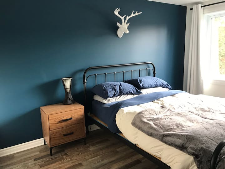 主卧室# 1 ，配备一张大号双人床和一个大型大型储物柜