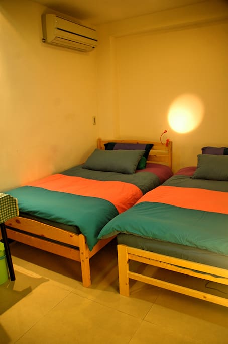 二人入住時會多放一張單人床/two twin beds for 2 peolple