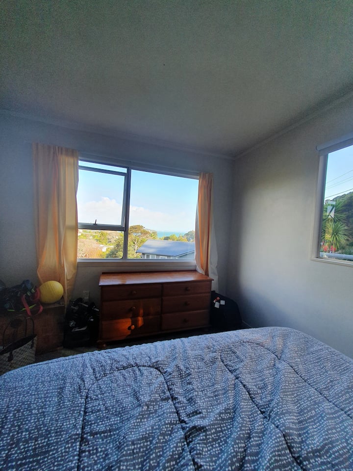 Ოკეანის ხედი საწოლში წოლისას