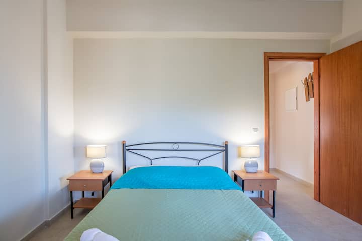 საძინებელი ორადგილიანი საწოლით