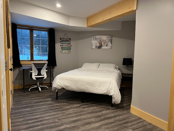 Queensize-Bett mit Schreibtisch und Beistelltisch