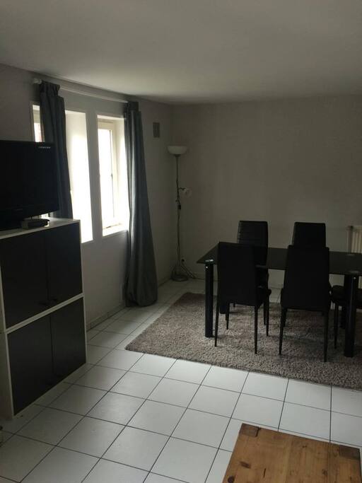 Salon avec table et 6 chaises