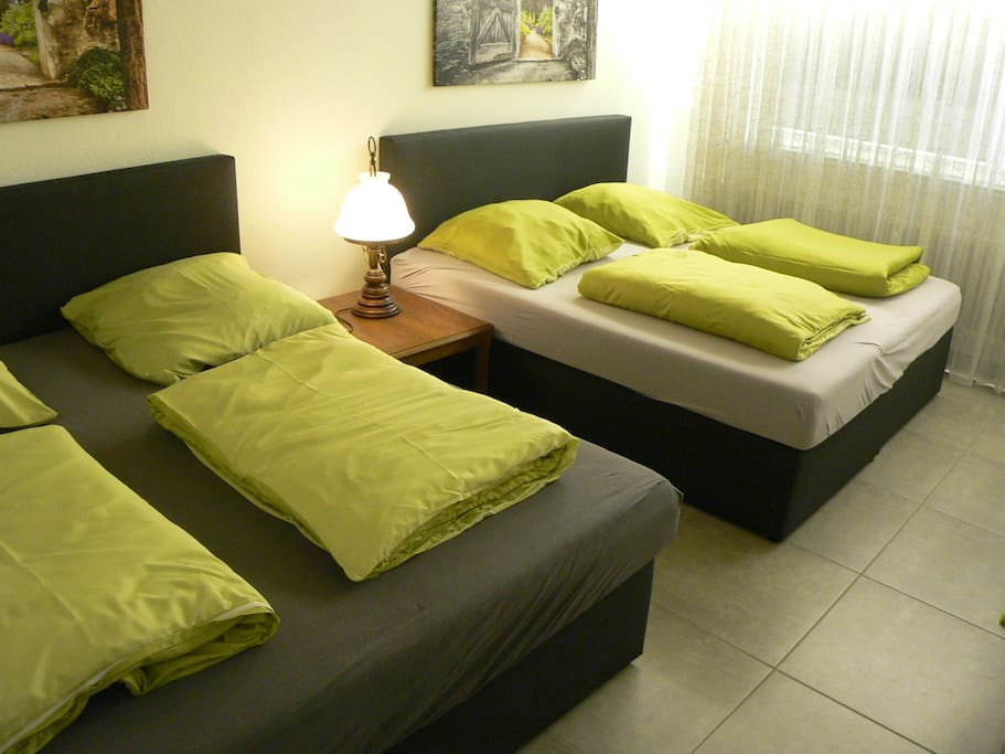 2 Box Spring Betten im Schlafraum