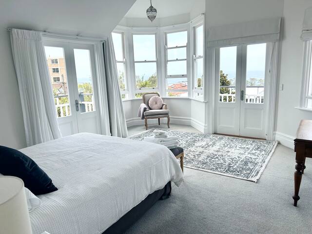 Summer Beach House in Manly gallery image 4