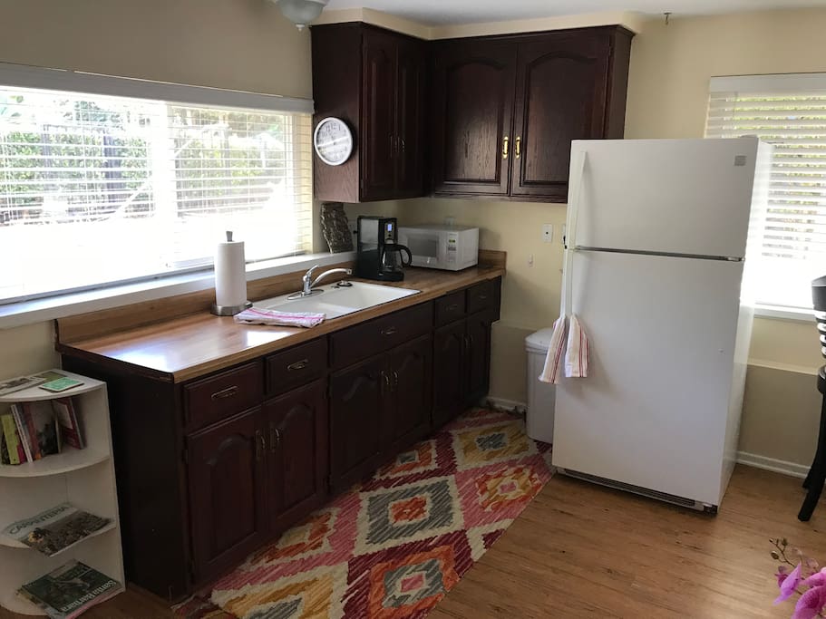 Kitchenette, with full size frig, microwave, coffee maker, induction hot plate, large toaster oven and the basic plates, cups etc to be able to eat in to save yourself some money.