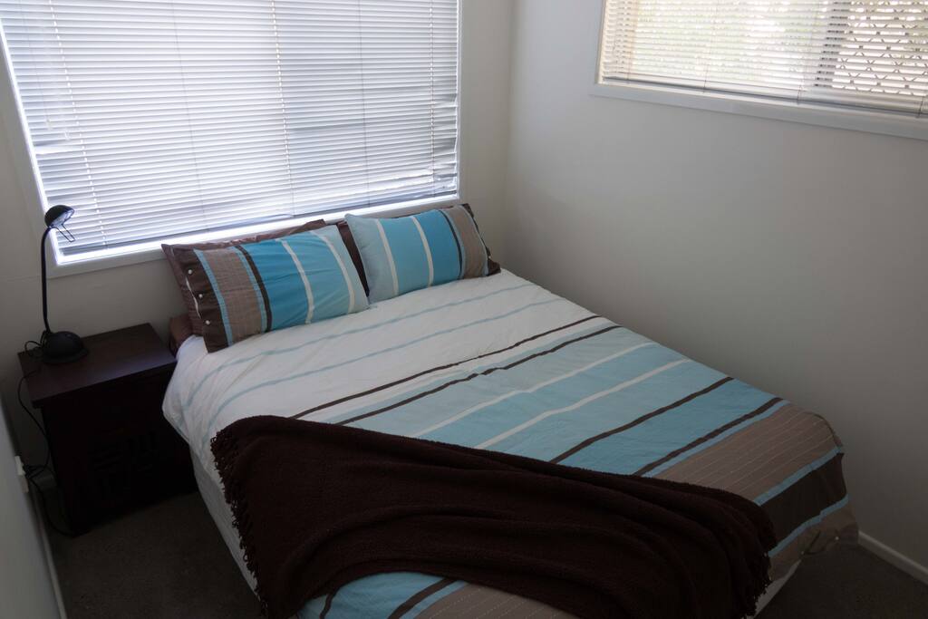 Bedroom - queen bed
