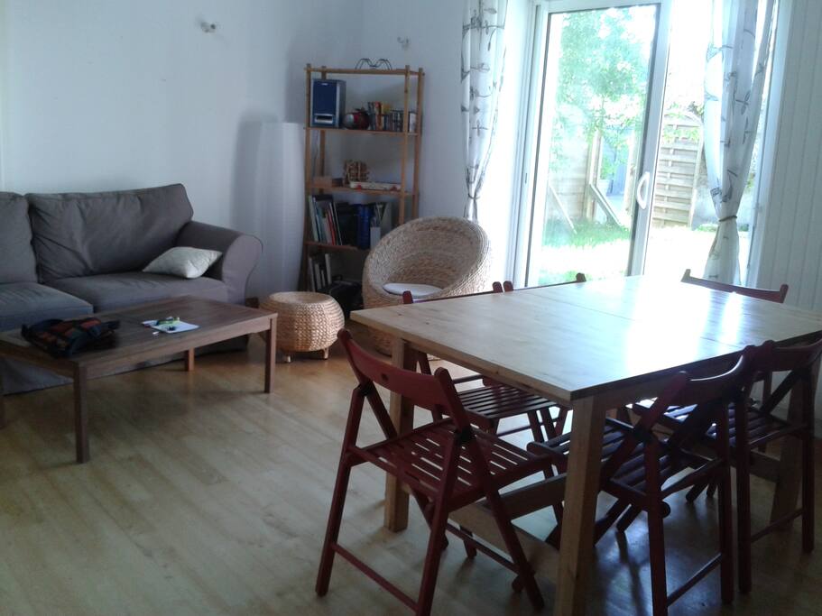 Salon et vue sur le jardin