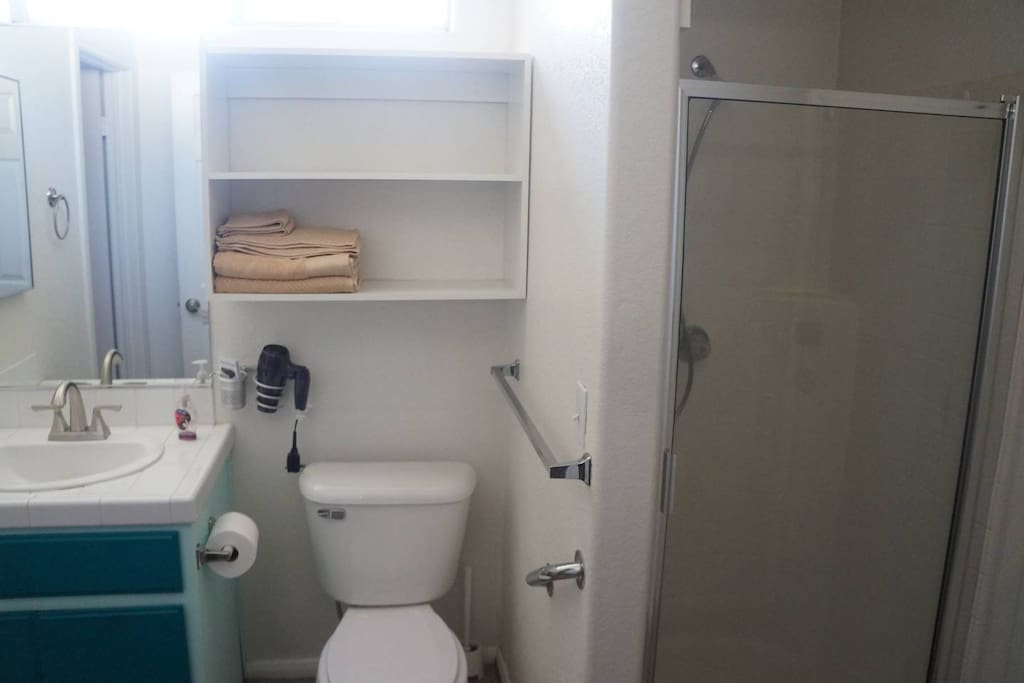 Compact bathroom w shower