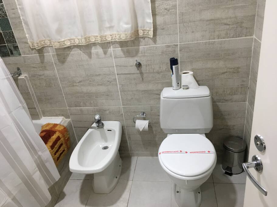 Baño con bañera, jabón, papel higiénico, aromatizantes. Incluye secador de pelo y plancha.