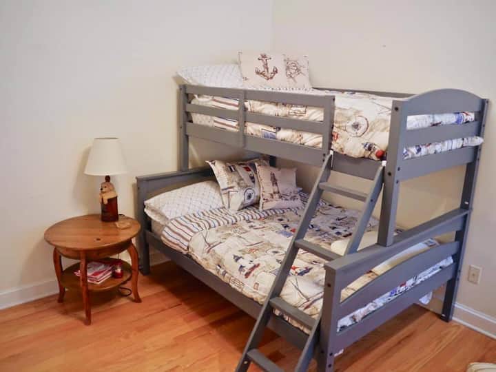 บ้านหลักห้องสองชั้น  เหมาะสำหรับเด็กๆ! หรือคู่รักอีกคู่สำหรับเตียงสองชั้นด้านล่างเพราะเป็นเตียงเต็มรูปแบบ 