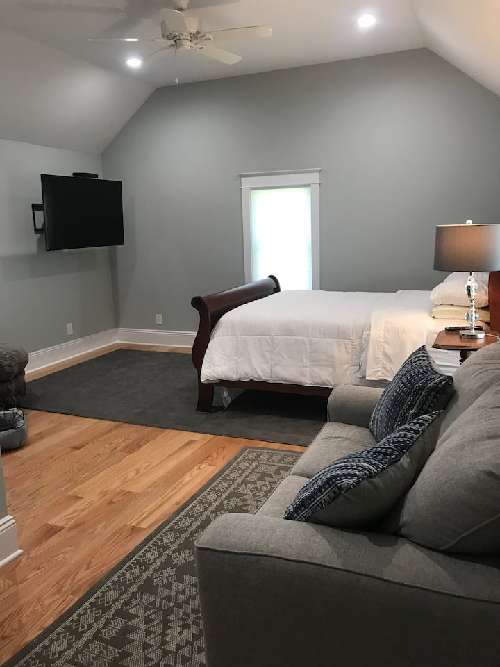 Ridgecrest Farmhouse - Updated and Peaceful