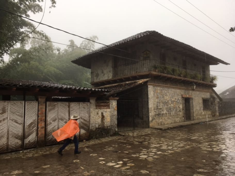 La Casa de los Bambús en la neblina invernal