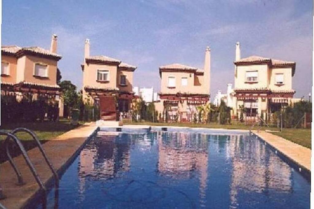 Piscina comunitaria en el centro de las 15 viviendas individuales