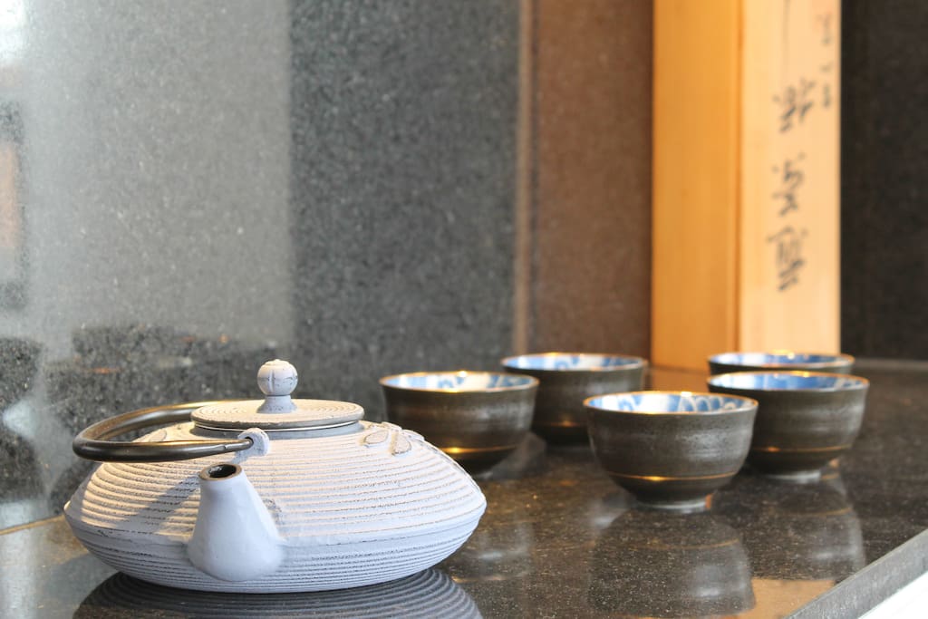Check out our collection of Japanese tea sets!