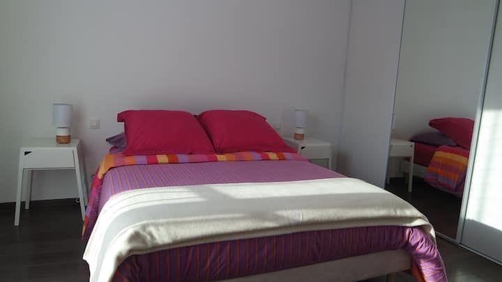 חדר עם מיטה זוגית