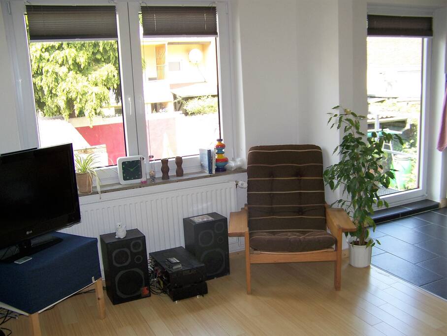 Einzimmerwohnung mit Küche, Bad und Gartenzugang