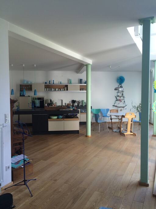 Großzügiger Küchen- und Essbereich - Spacious Kitchen and Dining Place - Cuisine et Salle à Manger Ouverte