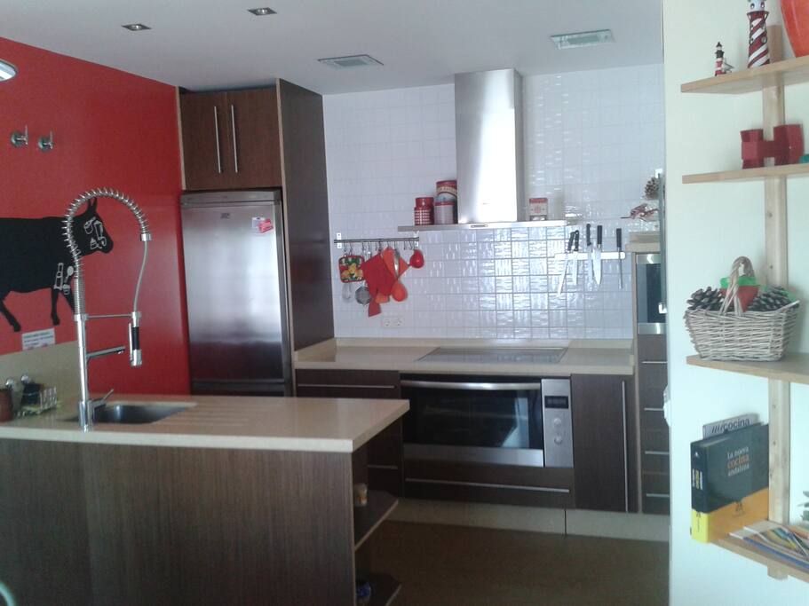 Cocina completa, luminosa, incluye lavadero y comedor