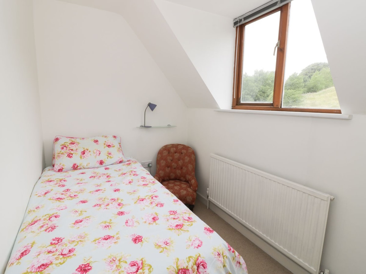 Četvrta spavaća soba je uska, ali dugačka i  ima jedan ormar i ladice od 800 W, što se ne vidi na slici