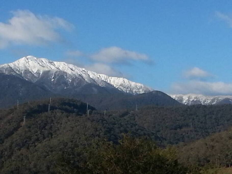 Little Bogong offers amazing views of Victoria's highest peak, Mt Bogong, with views to Mt Fainter and surrounding semi-rural properties.