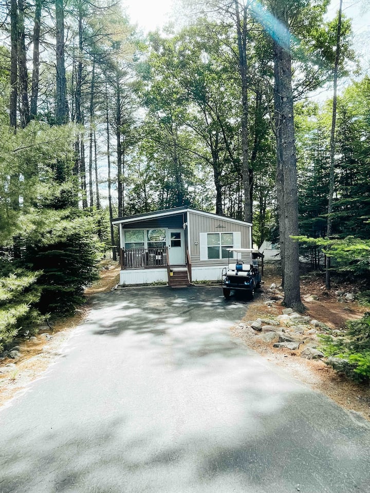 Cozy cottage on the 9th fairway at Point Sebago Cottages for Rent in