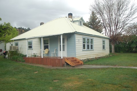 1930 Country Charmer, Very Peaceful, 9 miles to BC