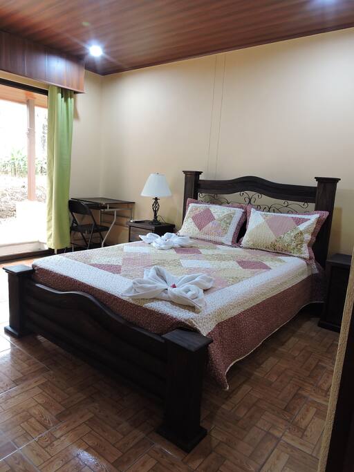 Recamara principal con A/C, TV por cable, balcón y closet.