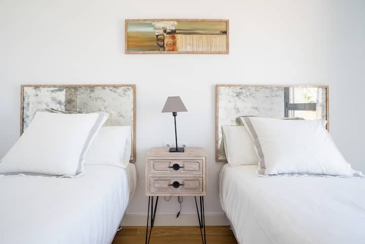 Chumba chenye ustarehe cha kutazama bahari kilicho na kabati ya ndani na runinga janja 