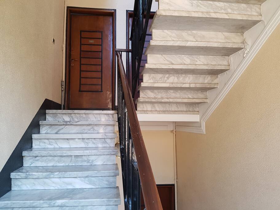 scala che porta all'appartamento al 3° piano - NIENTE ASCENSORE! :)