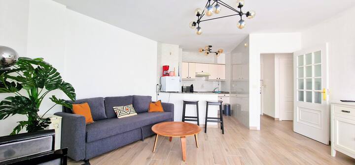 Large living room with American kitchenette and sofa bed 2 meters by 160 cm. Ideal for resting , all amenities  in the kitchen.
We have WiFi, TV , fridge, freezer, coffee, tea , etc.