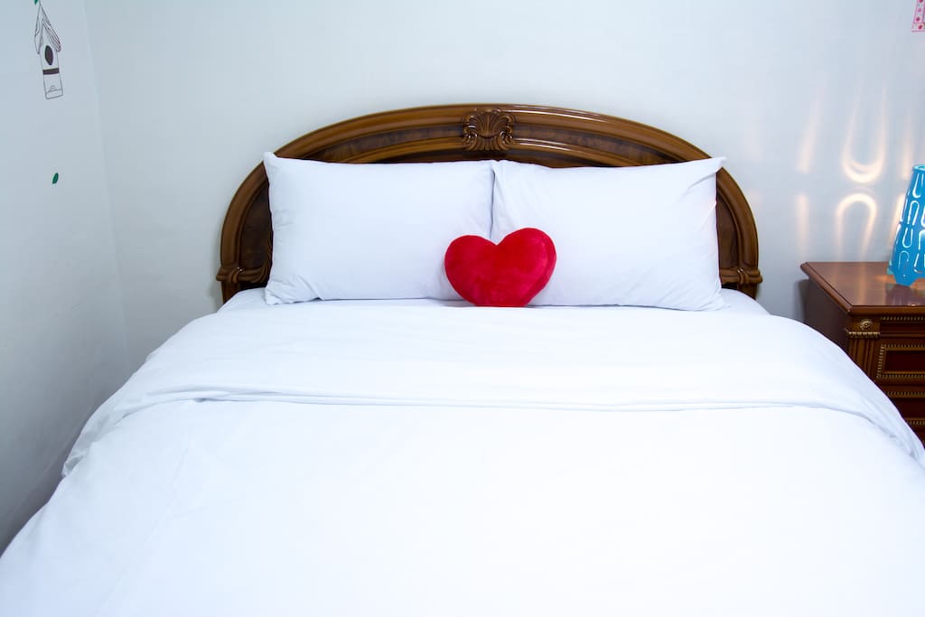 Room 1 Queen Size Bed_3
