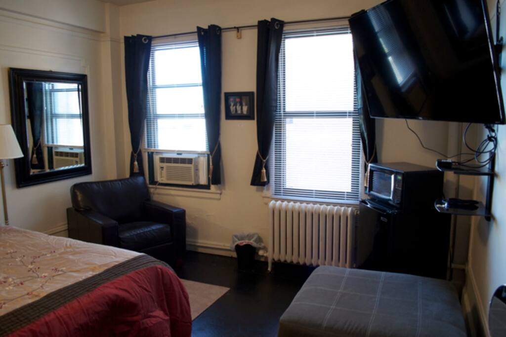 7TH FLOOR MANNEQUIN: Neat and tidy 7th Floor Apartment with 55" Roku Cable TV
