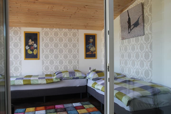 غرفة نوم 2 بسرير واحد