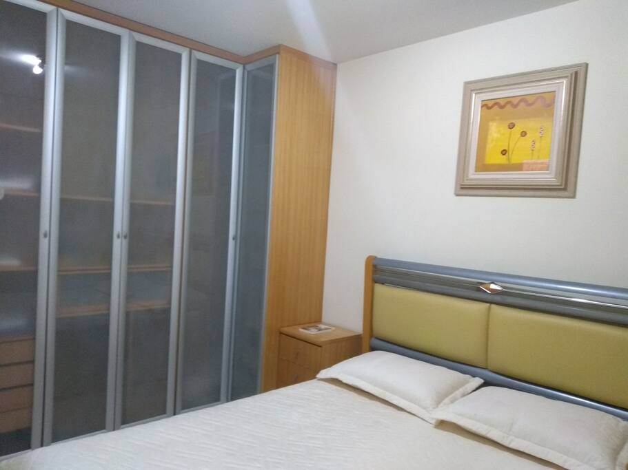 suite com cama Queen, ar condicionado, armário com 5 portas, cômoda com 3 gavetas
