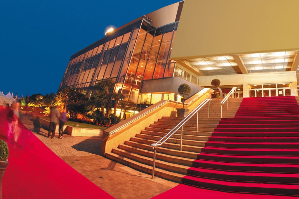 Palais des Festivals : 5 minutes bus /20 minutes walk