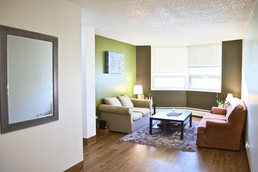 Warm, cozy living room with a small library, succulents and an artistic and minimalistic vibe. Airy and bright.