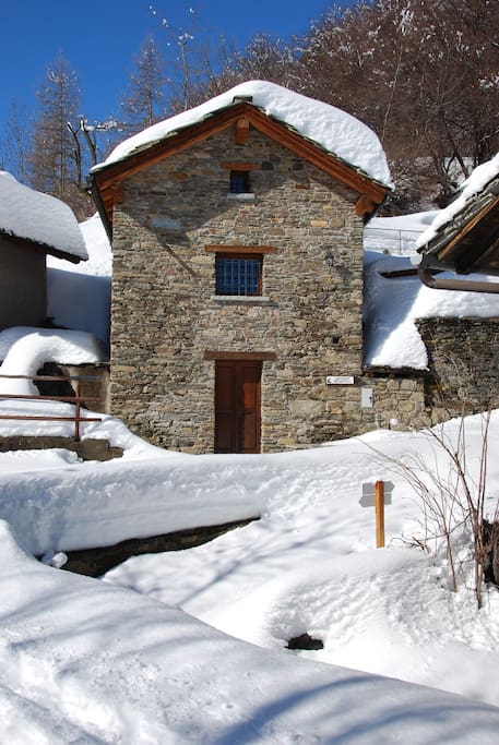 La baita sotto la neve