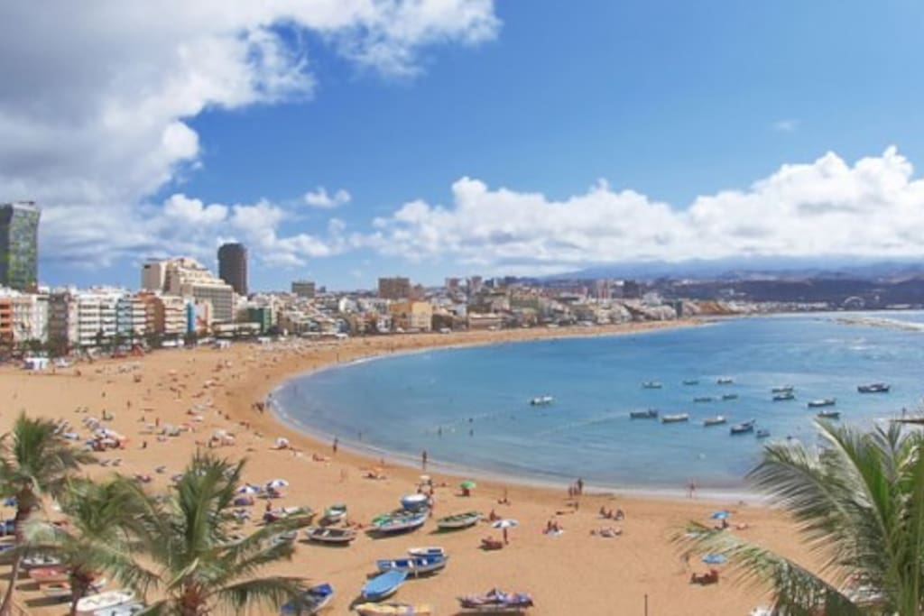 Playa de Las Canteras a 15 minutos caminando.