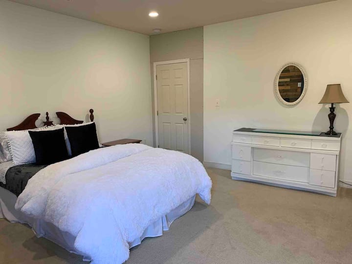 5号卧室（楼下）。添加9位或更多付费房客后，我们将解锁楼下2间成人卧室、1间楼下儿童房和1间楼下全功能卫生间。