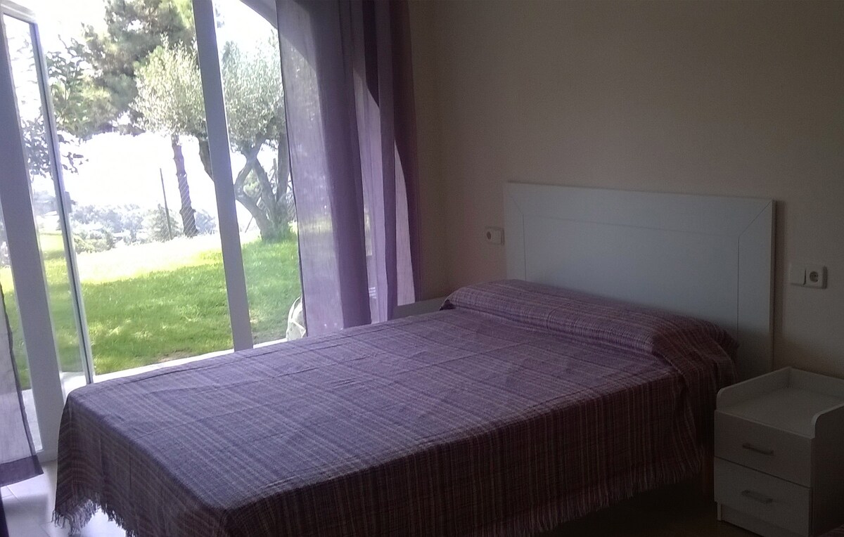 غرفة نوم ثانوية ، تتسع لثلاثة أشخاص ، وتطل على البحر